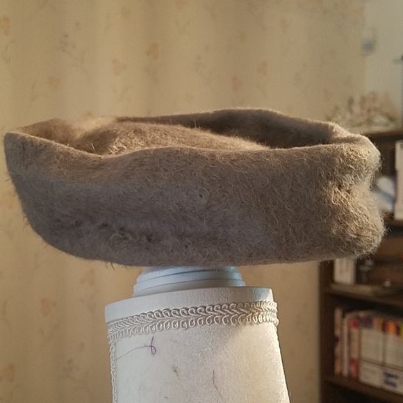 Ladies Vtg. Gray Felt hat - Picture 3 of 3